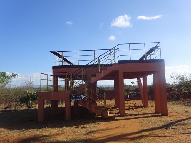 別の所に移動し、展望台から景色を望みます。