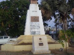 ジョッフル像（１８９９－１９０５年にかけて、ここに強力な海軍基地を整備したフランス陸軍のジョッフル将軍に因んでいます。）