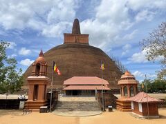 そしてアバヤギリ博物館（撮影禁止）を見学した後に、アバヤギリ仏塔（Abhayagiri Vihara）へ行きました。