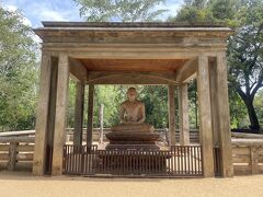 アバヤギリ仏塔から西へ移動し、サマディー仏像（Samadhi Statue）。　瞑想する仏陀と言われているようです。

