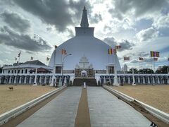 ルワンウェリ サーヤ大塔（Ruwanweli Pagoda）に到着。　奥の階段を上がると・・・表紙写真と同じですが