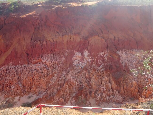 レッド・ツィンギー（３億年前はサンゴで出来、隆起しました。雨と火山で赤土が地滑りを起こして生成された。砂岩は壊れやすい。）