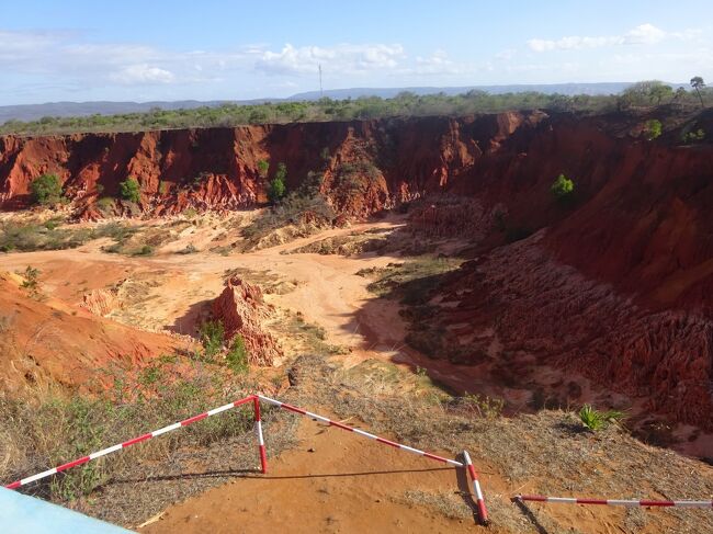 レッド・ツィンギー（３億年前はサンゴで出来、隆起しました。雨と火山で赤土が地滑りを起こして生成された。砂岩は壊れやすい。）