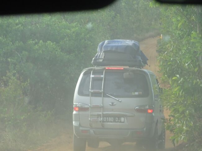 （車窓風景）もう1台の車。狭い道を戻ります。