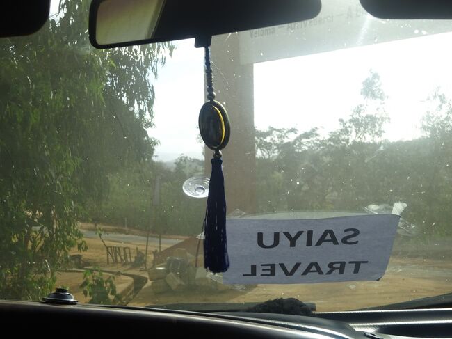 （車窓風景）レッド・ツィンギーの入口の門を通り、１６：１５幹線道路に戻ります。