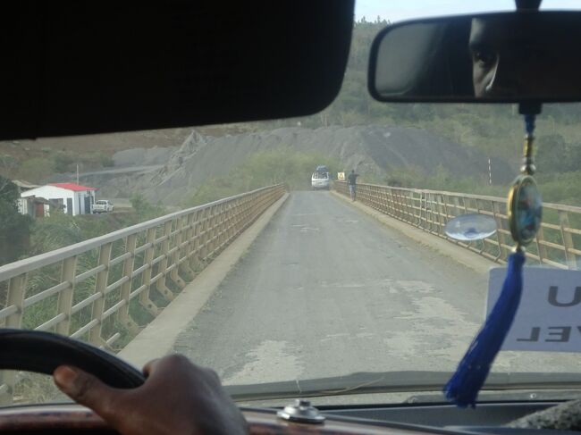 （車窓風景）橋を渡ります。