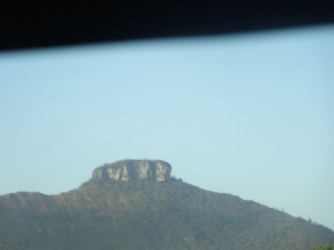 （車窓風景）変わった山
