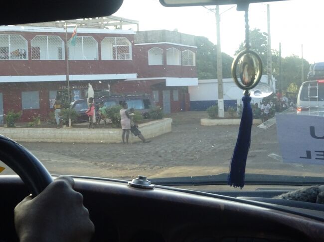 （車窓風景）アンツイラナナの街に入ります。（人口は１５万人。コモロ人やアラブ人等が多く、イスラム教徒も多い。塩の街です。）