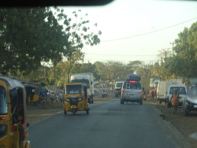 （車窓風景）アンツイラナナの街に入ります。（人口は１５万人。コモロ人やアラブ人等が多く、イスラム教徒も多い。塩の街です。）