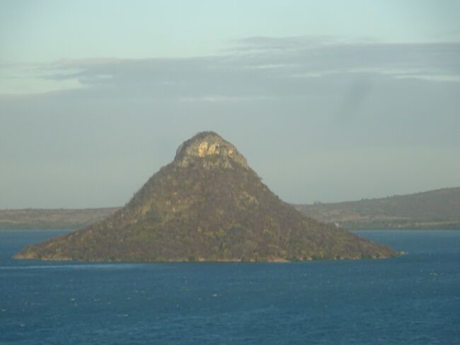 アンツイラナナ湾を見下ろす場所で海に突き出すバン・デ・シュクール（砂糖の島）（砂糖漬けしたパン）を見ます。（海岸線が２００ｋｍという湾は世界で２番目の大きさです。（１位はリオデジャネイロ）インド洋は塩分が多い。湾の海水が滞留しやすく、もっと、塩分濃度が上がります。