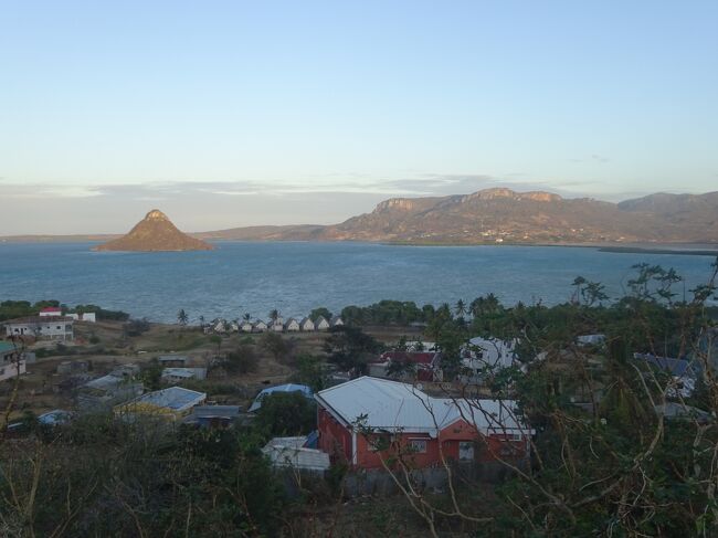 アンツイラナナ湾を見下ろす場所で海に突き出すバン・デ・シュクール（砂糖の島）（砂糖漬けしたパン）を見ます。（海岸線が２００ｋｍという湾は世界で２番目の大きさです。（１位はリオデジャネイロ）湾の向こうは２０kmのリゾートで、湾はクレーターです。この島は聖地で誰も行かないとのことです。マダガスカルは天国と再生で地獄はないそうで、アミニズムを信じる人もいます。