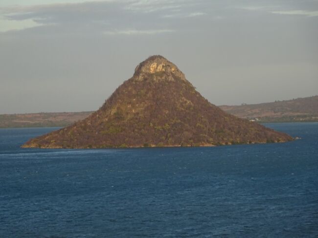 アンツイラナナ湾を見下ろす場所で海に突き出すバン・デ・シュクール（砂糖の島）を見ます。（海岸線が２００ｋｍという湾は世界で２番目の大きさです。（１位はリオデジャネイロ）
