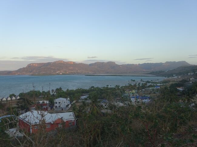 アンツイラナナ湾とフランス山（１９４２年にマダガスカル軍とフランス軍が衝突を死者が出た所です。