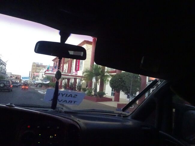 （車窓風景）メインのコルベール通りにある宿泊するHです。