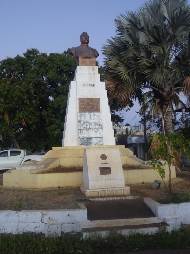 ジョッフル像（１８９９－１９０５年にかけて、ここに強力な海軍基地を整備したフランス陸軍のジョッフル将軍に因んでいます。）