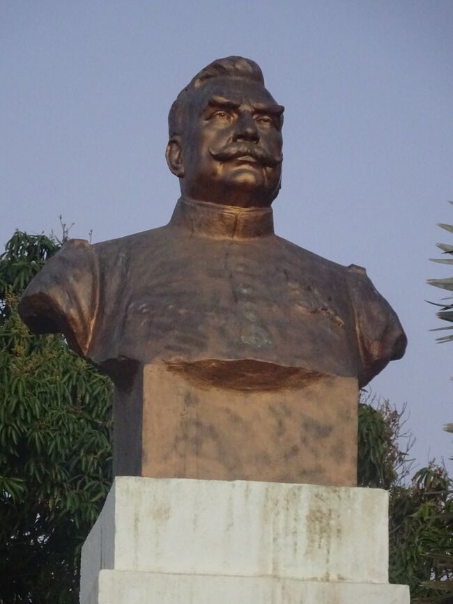 ジョッフル像（１８９９－１９０５年にかけて、ここに強力な海軍基地を整備したフランス陸軍のジョッフル将軍に因んでいます。）