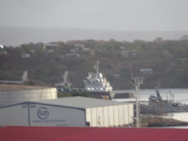 ジョッフル広場からの眺め（ツナ缶を作る工場（輸出用）や港湾施設や見えます。