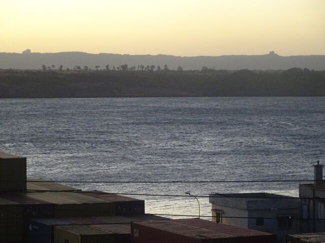 ２つのこぶは、英軍の要塞（ウィンザー要塞）で１８４２年に造った。（今はマダガスカル軍の基地になっている。）こちら側にフランス軍がおり、戦ったが、英軍が勝った。