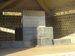 マダガスカル特潜四勇士慰霊碑（第２次世界大戦で１９４１年、インド洋でイギリス軍と開戦した。１９４２年５月３１日、英国艦隊を攻撃し戦果を挙げて戦死した日本海軍特殊潜航艇２艇の搭乗員４名の英霊を慰めるために１９９７年にこの慰霊碑が造られた。２０１４年に修復しました。