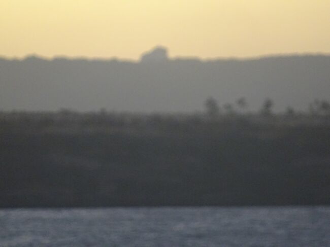 ２つのこぶは、英軍の要塞（ウィンザー要塞）で１８４２年に造った。（今はマダガスカル軍の基地になっている。）こちら側にフランス軍がおり、戦ったが、英軍が勝った。