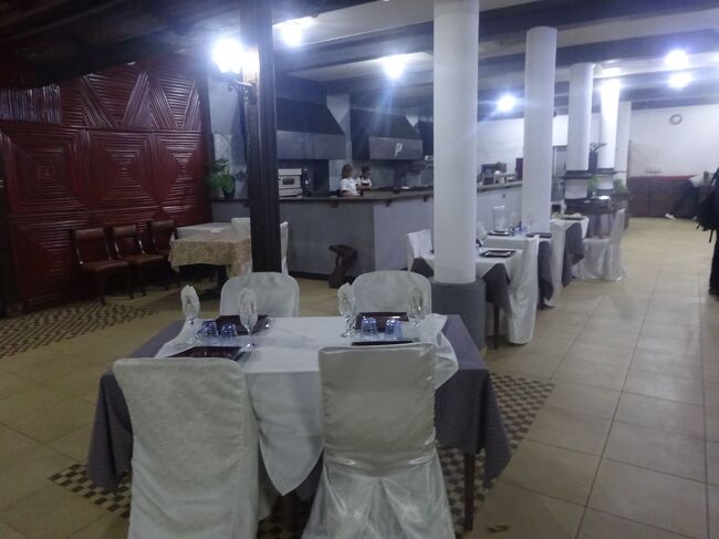 夕食(HのR)<br />（ツナポテトサラダ）　タリアッテレ　キューリハムの選択<br />薄切りゼブ牛　（イカとごはん）の選択<br />パイナップル（チョコかけ）　（アイスクリーム（）<br />（）を選ぶ。<br />　