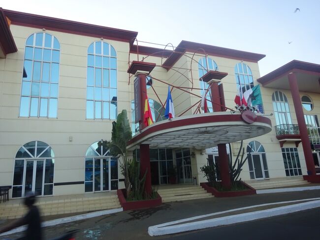 朝食前に近くの日本人慰霊碑まで行きました。<br />宿泊したH