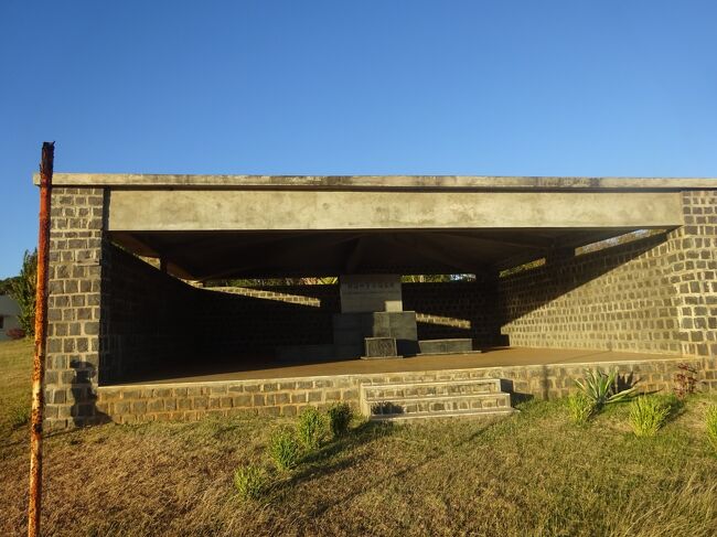 マダガスカル特潜四勇士慰霊碑（第２次世界大戦で１９４１年、インド洋でイギリス軍と開戦した。１９４２年５月３１日、英国艦隊を攻撃し戦果を挙げて戦死した日本海軍特殊潜航艇２艇の搭乗員４名の英霊を慰めるために１９９７年にこの慰霊碑が造られた。２０１４年に修復しました。