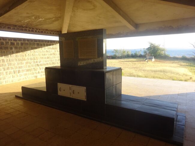 マダガスカル特潜四勇士慰霊碑（裏側）