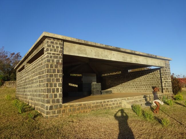 マダガスカル特潜四勇士慰霊碑（第２次世界大戦で１９４１年、インド洋でイギリス軍と開戦した。１９４２年５月３１日、英国艦隊を攻撃し戦果を挙げて戦死した日本海軍特殊潜航艇２艇の搭乗員４名の英霊を慰めるために１９９７年にこの慰霊碑が造られた。２０１４年に修復しました。