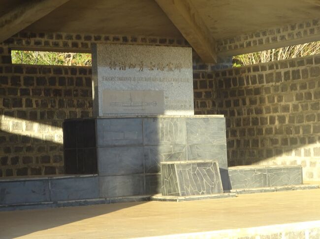 マダガスカル特潜四勇士慰霊碑（第２次世界大戦で１９４１年、インド洋でイギリス軍と開戦した。１９４２年５月３１日、英国艦隊を攻撃し戦果を挙げて戦死した日本海軍特殊潜航艇２艇の搭乗員４名の英霊を慰めるために１９９７年にこの慰霊碑が造られた。２０１４年に修復しました。