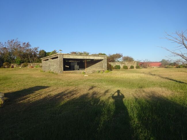 マダガスカル特潜四勇士慰霊碑（全景）