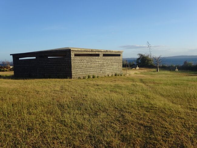 マダガスカル特潜四勇士慰霊碑（裏側とインド洋）