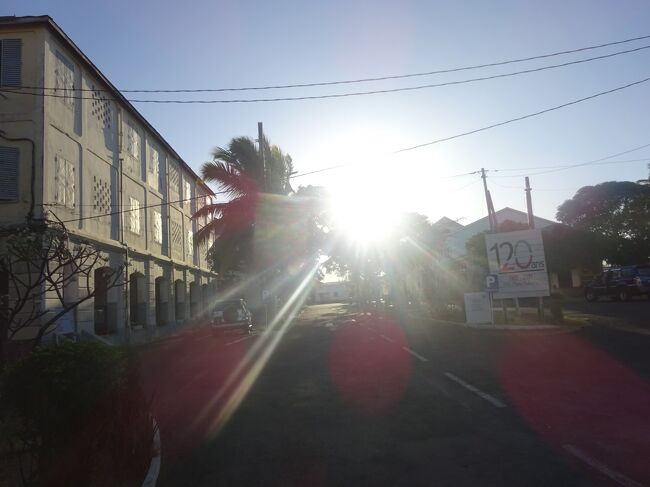 国立病院の入口を入ります。（真っ直ぐ進みます。）