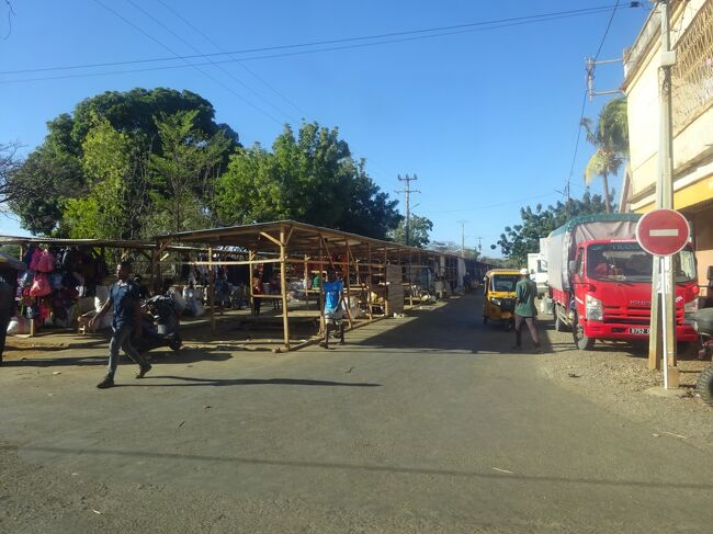 空港に向かいます。<br />（車窓風景）市場