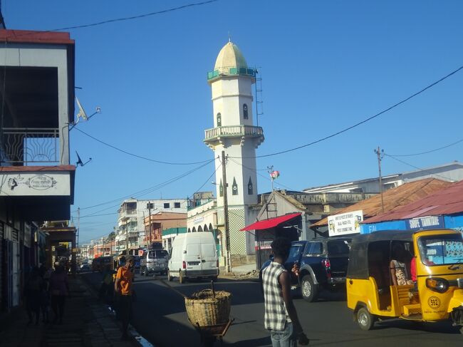 （車窓風景）アンツイラナナ市内（モスク）