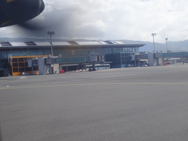 レユニオンの空港で乗り換えます。