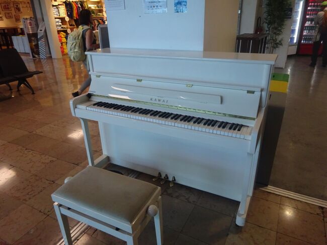 空港のストリートピアノ（少し、弾きました。日本のカワイ製です。）