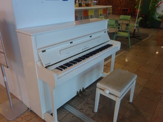 空港のストリートピアノ（少し、弾きました。日本のカワイ製です。）