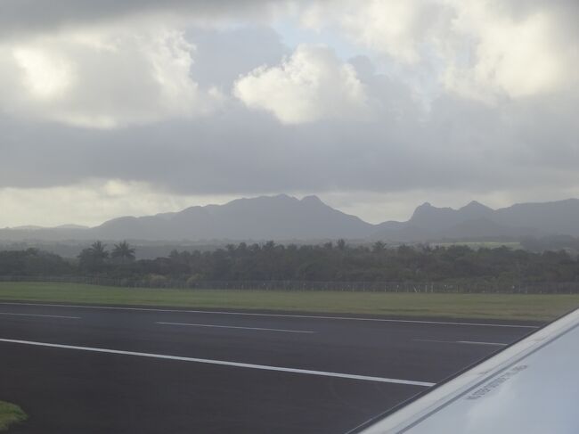 モーリシャスの空港より山を見ます。