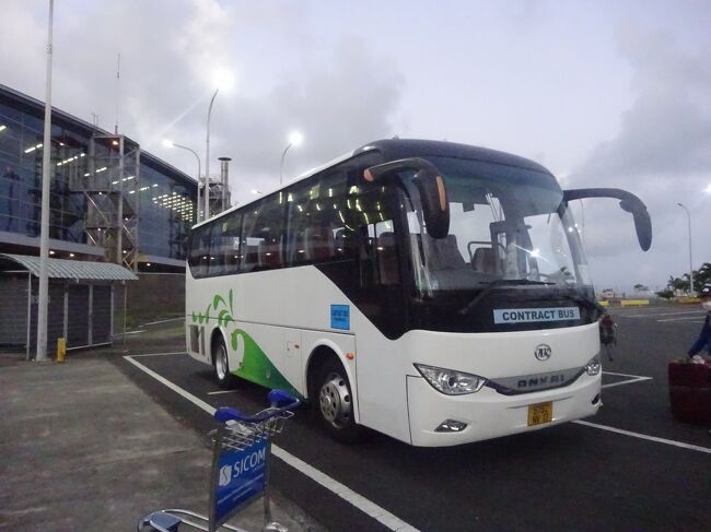 このバスに乗り、ポート・ルイスのHに向かいます。<br />初代首相の名の空港です。１８６５平方ｋｍ　１Rs=約４円　９区に分かれ、１３０万人　首都（ポートルイス）は１５万人　クレオールが中心でヒンドゥーは５２％　カトリック２８％　イスラムが１７％　アミニズムもあります。ハイチ・タヒチ・モーリシャスは言語が似ています。最初、オランダが支配。モーリシャスの名はその時の侯爵の名前から由来しています。その後、フランス・イギリスが支配。１９６８年に独立した。１９９２年に共和国となる。レユニオンより２００ｋｍ離れている。IT産業やITコールセンター（インド人が就く。）汚職のない国でアフリカの１－２番目です。ルイスはルイ１５世の時に付けられた。