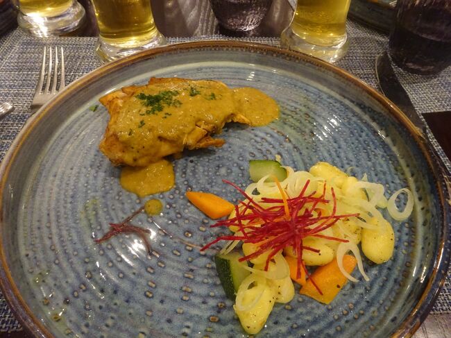 メイン（チキン胸肉のグリル）他にはビーフハンバーガー　ベジタリアンインドカレー　タリアテーニ（オリーブとトマトのパスタ）　