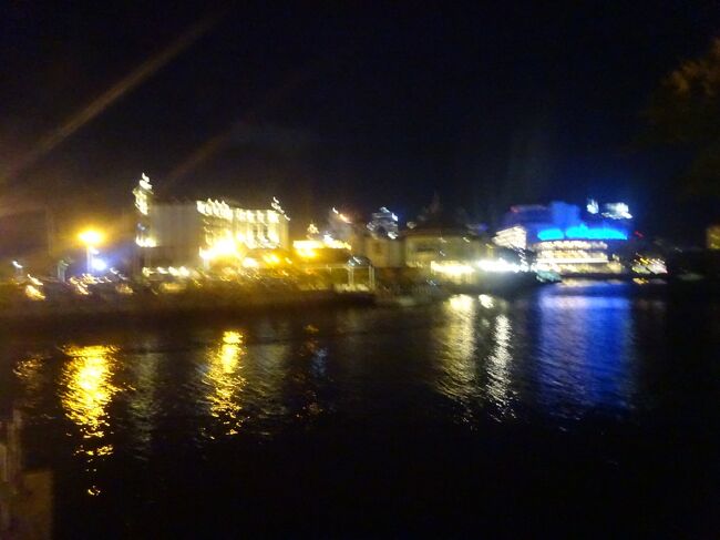 対岸のウオーターフロントの建物