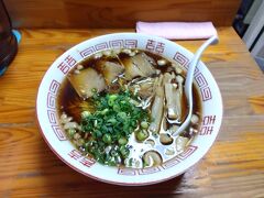 １０月１２日の木曜日は、岡山駅前の尾道ラーメンの店「みおか」。
尾道ラーメンの大盛７００円を、昼過ぎに飲んだ帰りの締めで。
１５時閉店なので、１４時３０分頃に。
この後、特に食事はしていません。