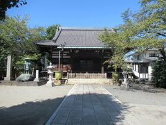 赤羽駅東口から京浜東北線線路沿いを北へ10分ほど歩いたところに建つ真言宗寺院です。1461年に浮間村に創建され、赤羽に移転しました。正面の山門は閉ざされていますが、道標が立っている脇の門から境内に入ることができます。山門そばに六地蔵が安置されています。木造瓦屋根の本堂が建つ境内には、桜の大木や手入れされている木々が生えています。月山・湯殿山・羽黒山の講中の石碑が建っていたのが印象的でした。