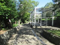 赤羽台公園から、明治時代に兵器庫があった赤羽自然公園まで続く、1㎞程の細長い公園です。サザンカや椿、桜などの樹木が植えられ緑豊かで、トイレや休憩所、ベンチなども備わっていて、のんびり散策が楽しめます。地元の人たちの通勤、通学路としても利用されています。