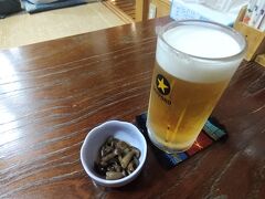 ブラブラ歩いてフラッと入ったのが「馬い家」さん。
まずはこれでしょうビールで疲れを癒やします。
注文したのはもちろんマグロ丼。
なぜか鉄火丼ではなくマグロ丼なんですね。
首を長くして待ちます。