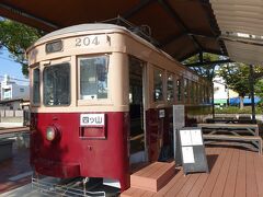大牟田駅に到着しました。西口のロータリーに路面電車が置かれています。