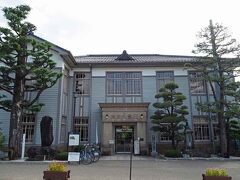 「郡上八幡旧庁舎記念館」。
http://kinenkan.gujohachiman.com/

昭和11年に建てられた洋館風な建物。
中はお土産屋や観光協会などが入っています。
レンタサイクルもあるみたいですよー。