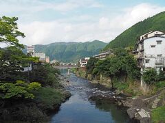 吉田川にかかる新橋を通って、更に進んでいきます。

そういえば、郡上八幡の子供たちは、夏場はこの辺りで飛び込み遊びをするそうですね。低いところから始めて、最終的には橋からダイブするんですって！危ないので観光客はNGですよ～