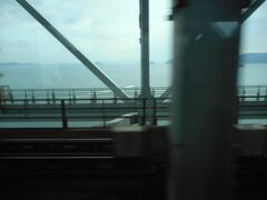一日二本、徳島からのうずしお号が瀬戸大橋をわたり岡山まで乗り入れます